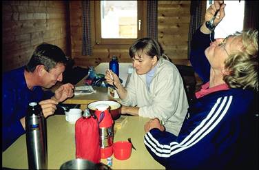 Beim Abendessen im Winterraum der Stdelhtte mit Poidl, Annemarie und Gnther